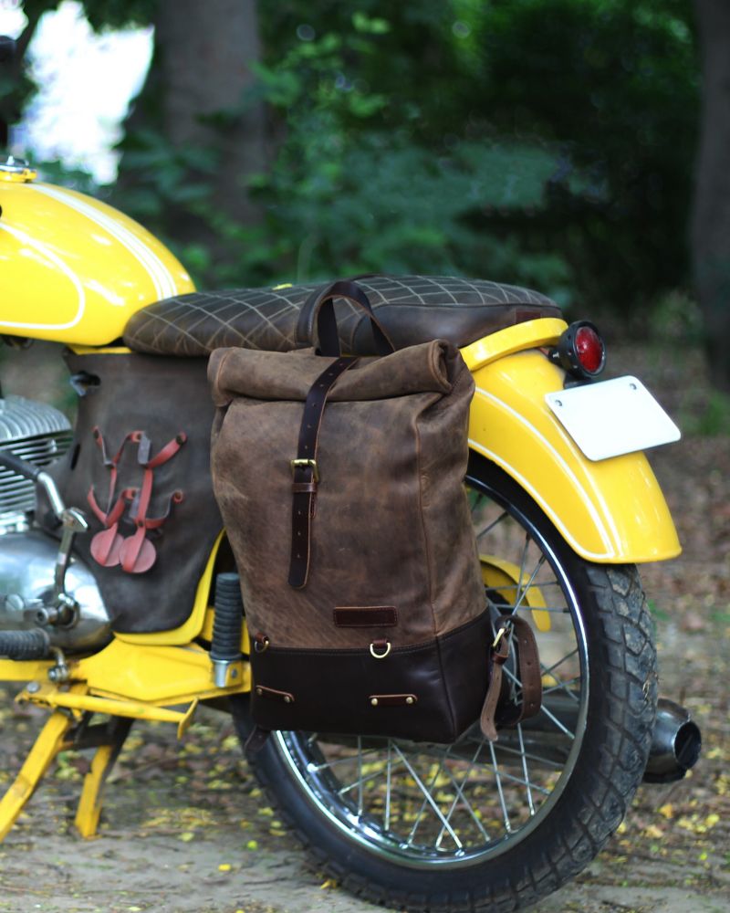 Trip Machine kožený batoh na klasickém motocyklu